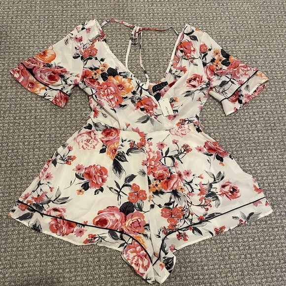 NWT Francescas Trixxi Romper Womena Small Floral V-Neck  Bell Sleeve Shorts - Picture 1 of 6